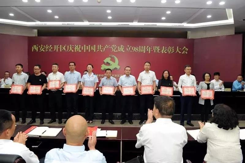 學(xué)習(xí)先進(jìn)典型 爭(zhēng)做優(yōu)秀黨員